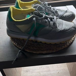 Saucony jazz women's tennis shoes size 9.5 gently worn